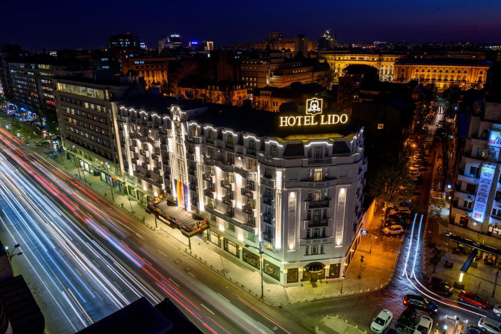 布加勒斯特Hotel Lido by Phoenicia的一座建筑,上面有酒店丽都,晚上