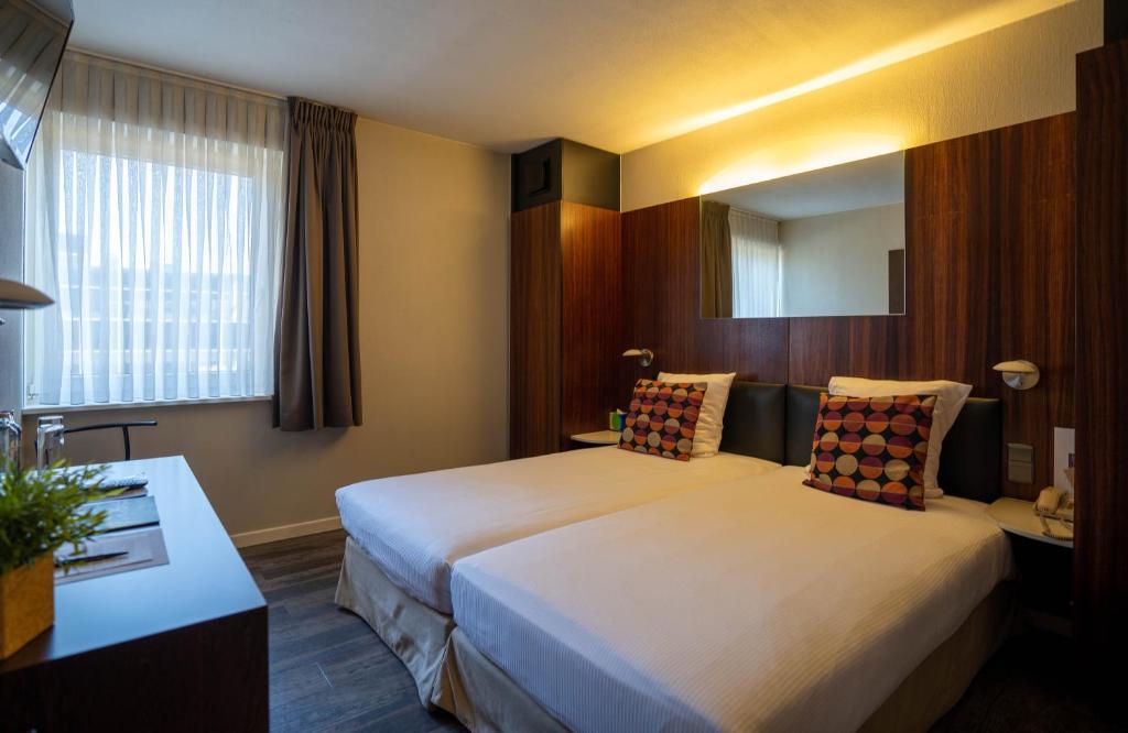 格鲁特·拜加登戈塞特酒店的酒店客房,设有两张床和镜子