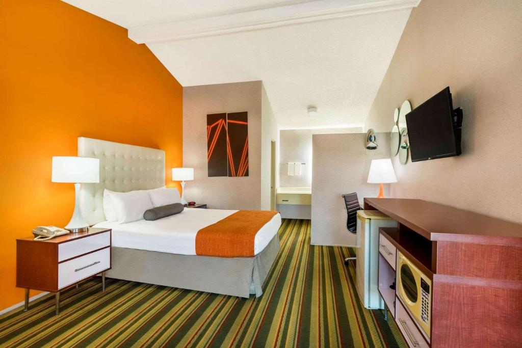 凤凰城机场市中心豪生酒店的配有一张床和一台平面电视的酒店客房