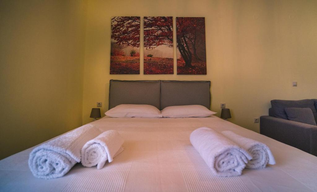 ExámbelaPenny's Apartment的一间卧室配有一张大床和毛巾