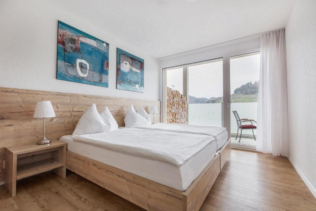 DagmersellenAparthotel Wiggertal - Self Check-in的一间卧室设有一张大床和一个大窗户