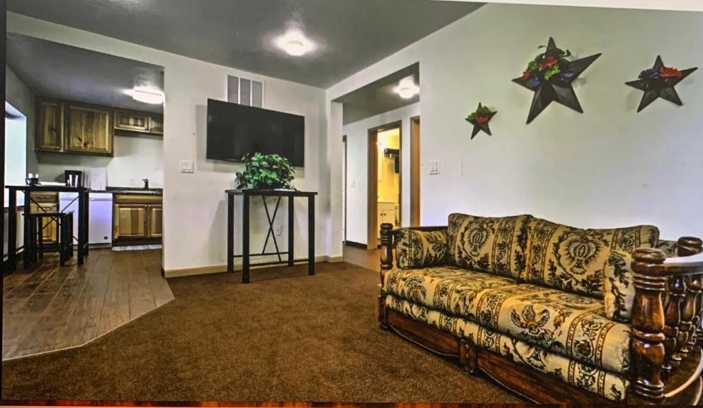 埃斯卡兰特Prairie Star的客厅配有沙发,墙上挂着星星。
