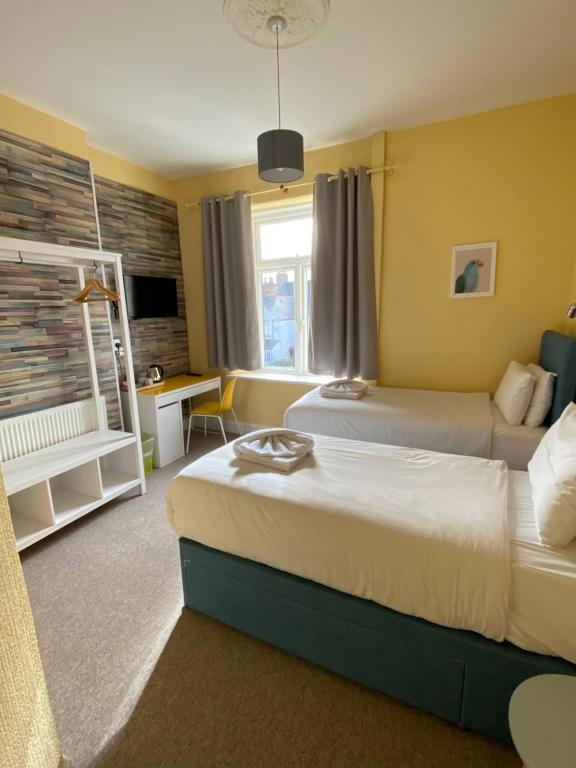 卡迪夫WiseStay的酒店客房配有两张床和一张书桌
