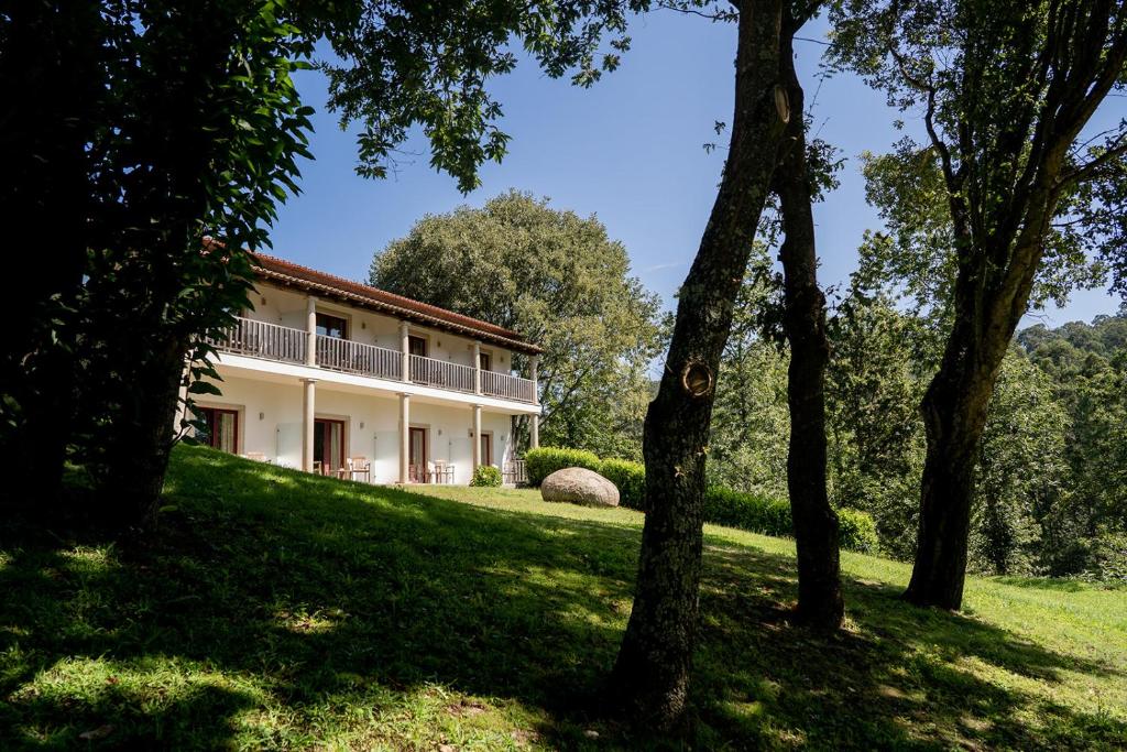 阿鲁卡金塔德诺维乡村酒店的享有树木房屋的外部景色
