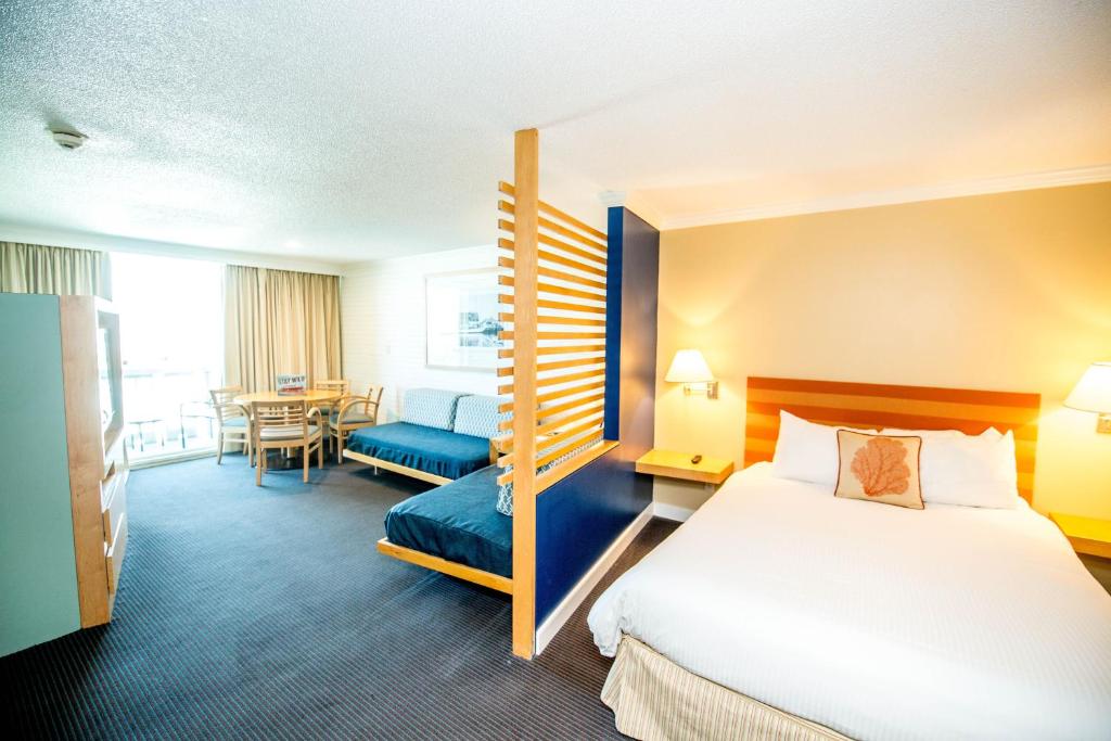 威尔伍德克拉斯特皇家港口海滨酒店的配有一张床和一张书桌的酒店客房