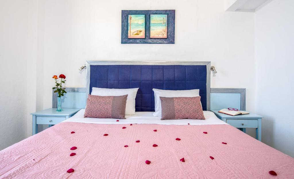 帕琉乔拉Klima Rooms的一间卧室,床上有红色玫瑰