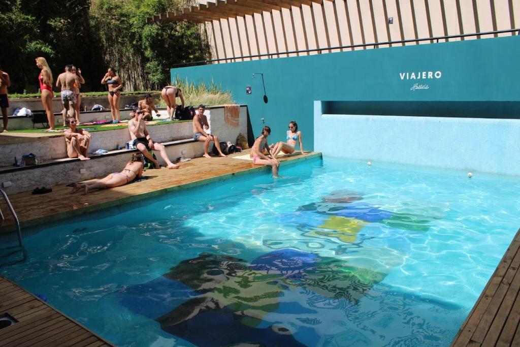 布宜诺斯艾利斯Viajero Buenos Aires Hostel的一群人坐在游泳池里