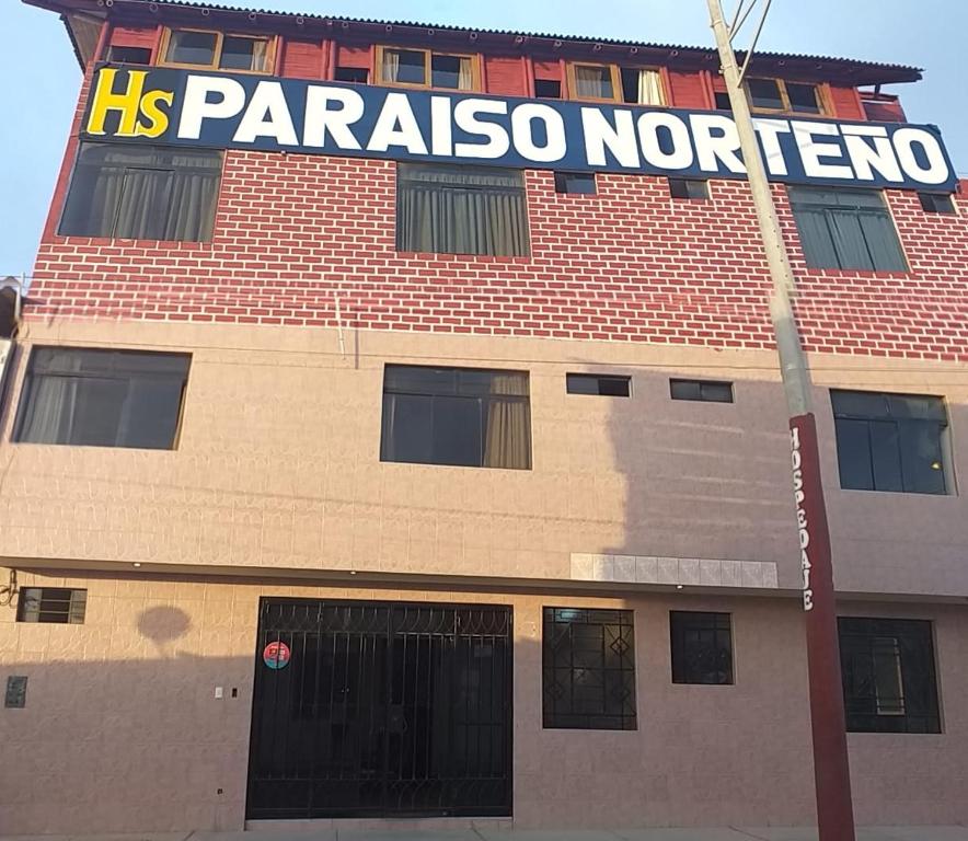 洛斯拉甘斯Hospedaje Paraiso Norteño的建筑的侧面有标志