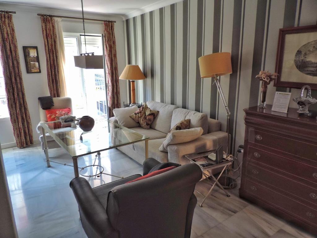 卡马斯Duplex, terraza, 10 min coche centro Sevilla的客厅配有沙发和桌子