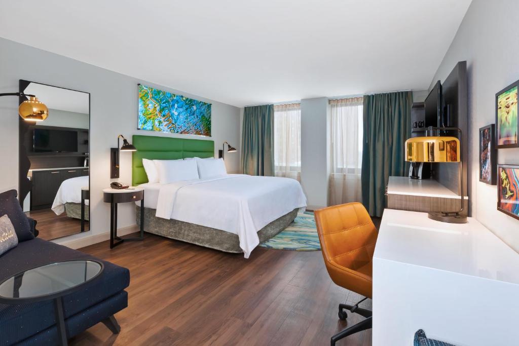 罗切斯特Hotel Indigo Rochester - Mayo Clinic Area的酒店客房设有床和客厅。