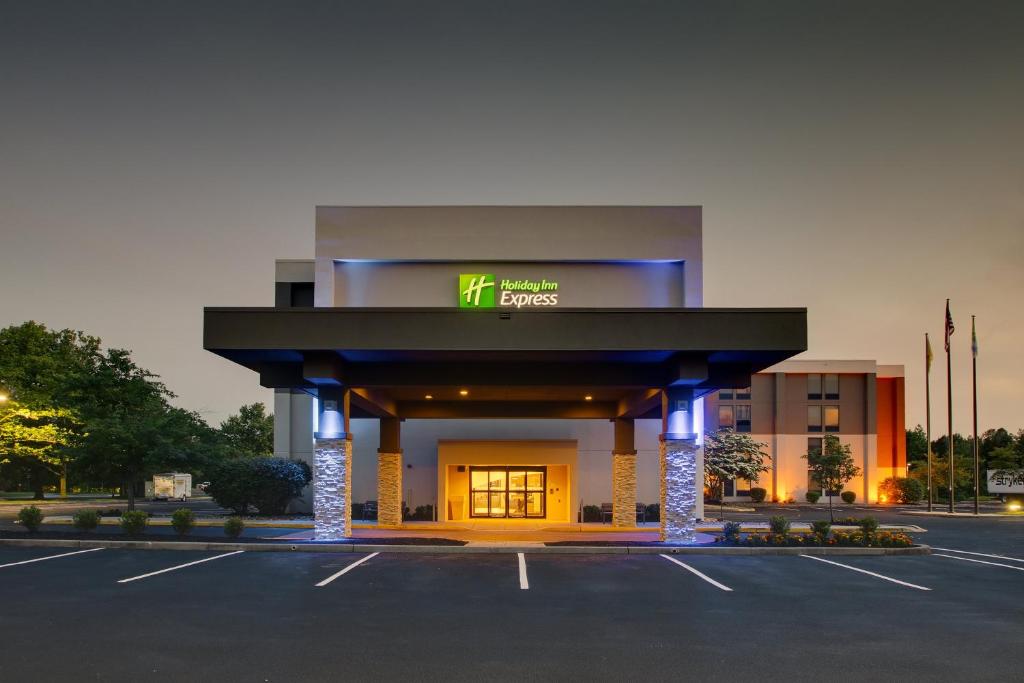 沃里斯乡Holiday Inn Express Voorhees/ Mt. Laurel, an IHG Hotel的前面有标志的建筑