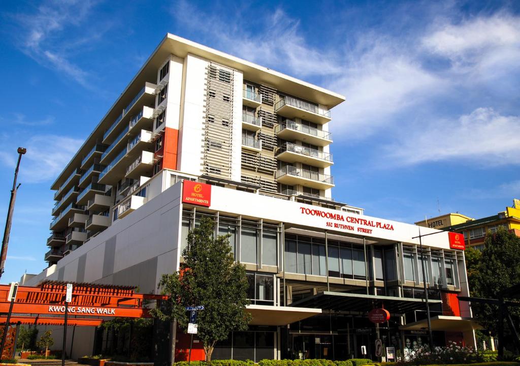 土乌巴Toowoomba Central Plaza Apartment Hotel Official的建筑的侧面有标志