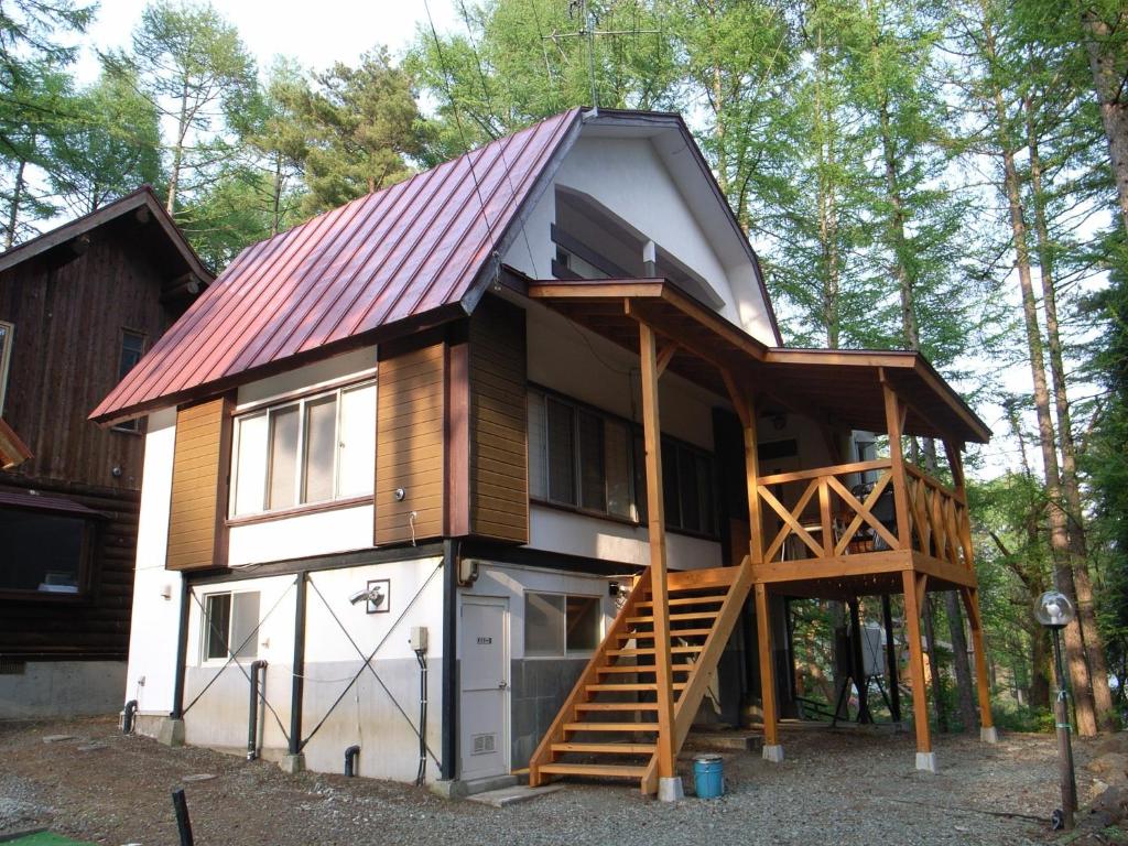 猪苗代町Cottage All Resort Service / Vacation STAY 8369的一间小房子,有车库和红色屋顶