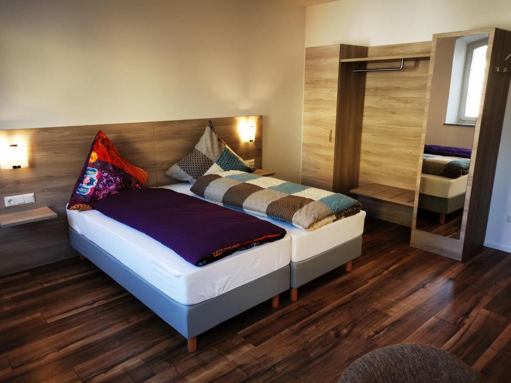 Haag in OberbayernPension unterm Schlossturm的一间卧室配有一张带木制床头板的床
