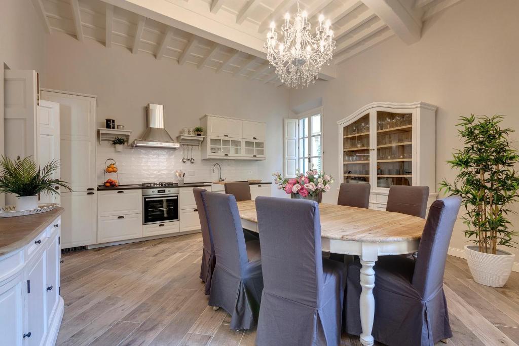 佛罗伦萨Lambert Apartment的厨房配有餐桌和椅子
