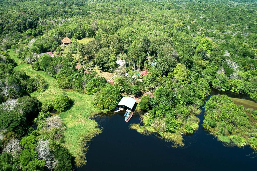 IrandubaAmazonia Jungle Hotel的湖中房屋的空中景观