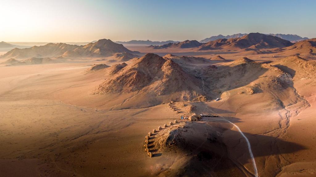 塞斯瑞姆Desert Hills Lodge的享有沙漠和山脉的空中景色
