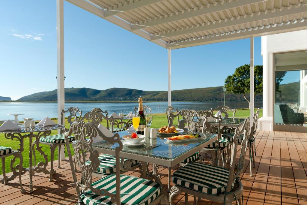 克尼斯纳克尼斯纳圣詹姆斯酒店的一个带桌椅的海景庭院