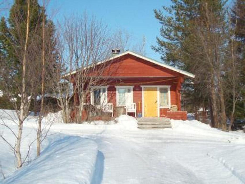 LampsijärviHoliday Home Raanumökki 1 by Interhome的前面的雪中的小房子