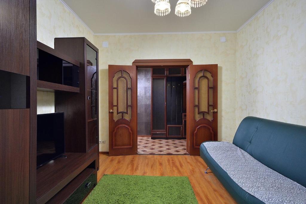 鄂木斯克Apartment Karla Marksa 22的带沙发和门的客厅