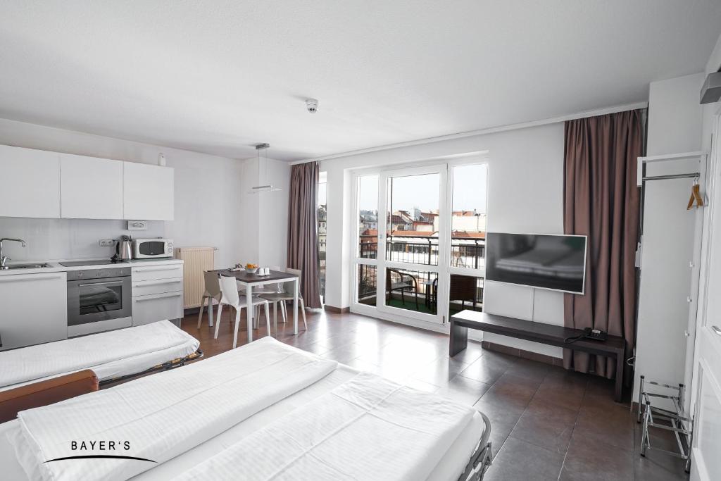 慕尼黑拜尔公寓式酒店的一间大型白色客房,配有两张床和厨房