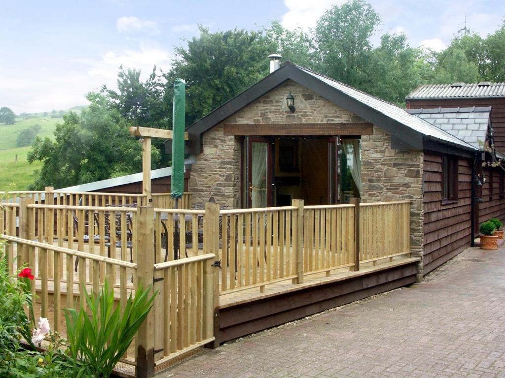 Llanafan-fawrCwm Derw Cottage的小屋前方设有木栅栏
