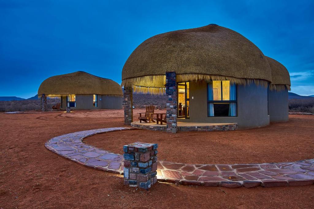 塞斯瑞姆We Kebi Safari Lodge的沙漠中的一个住宅