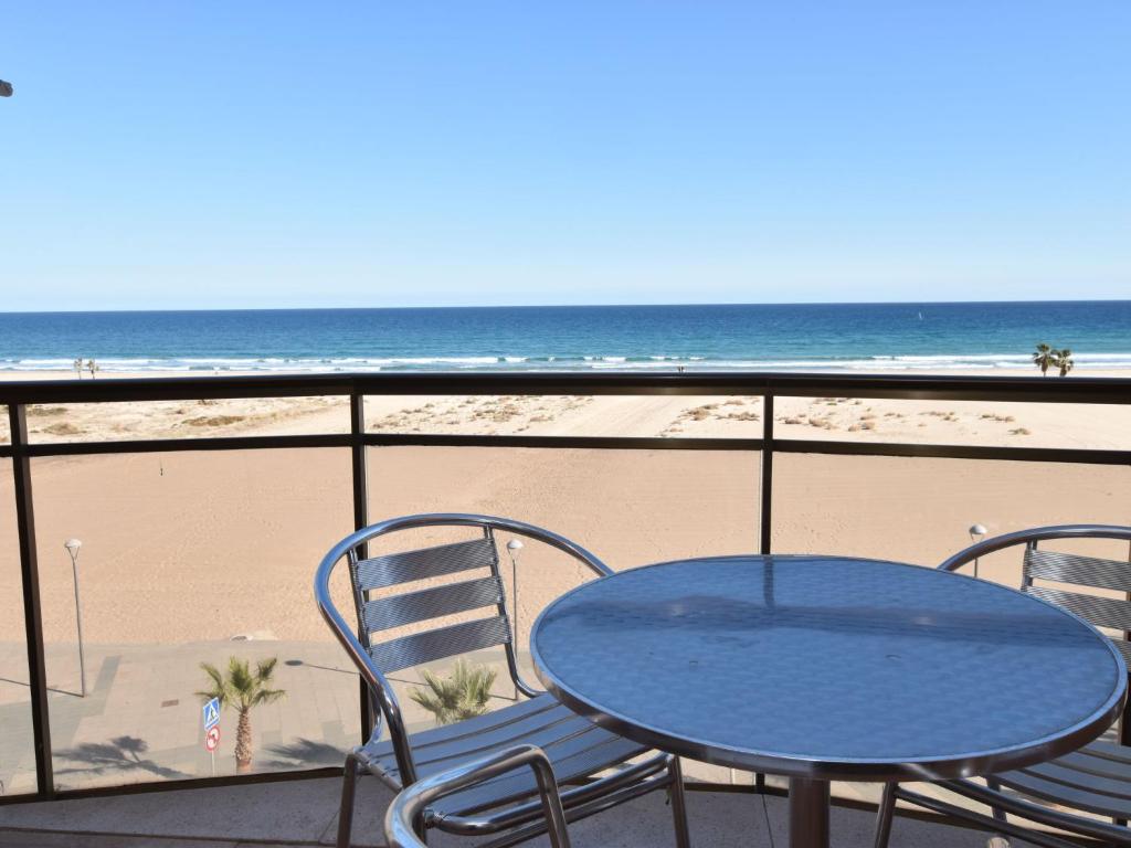 托里代巴拉Apartment Tatiana by Interhome的海滩阳台的桌椅