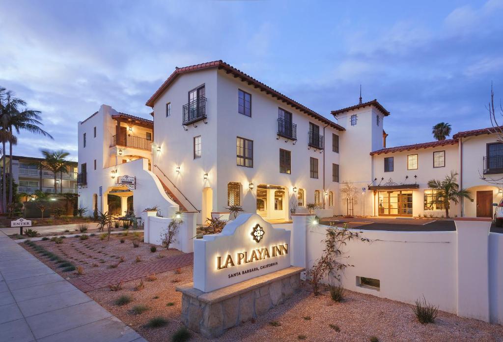 圣巴巴拉La Playa Inn Santa Barbara的前面有标志的大型白色建筑