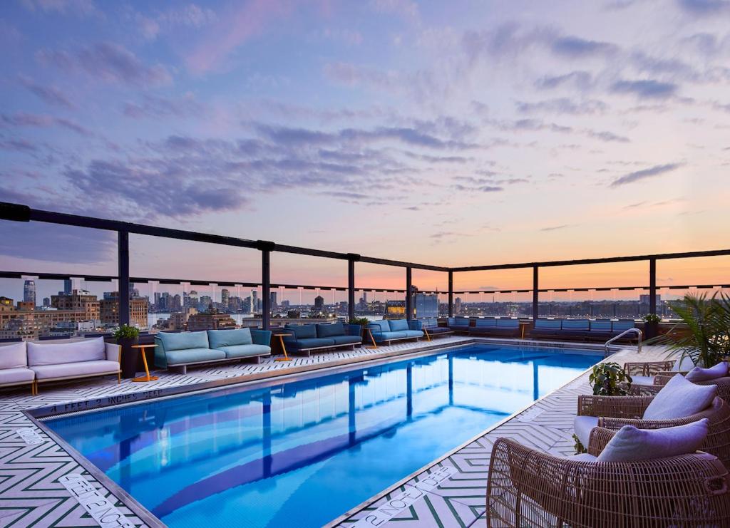 纽约甘希沃特米特帕金酒店的建筑物屋顶上的游泳池