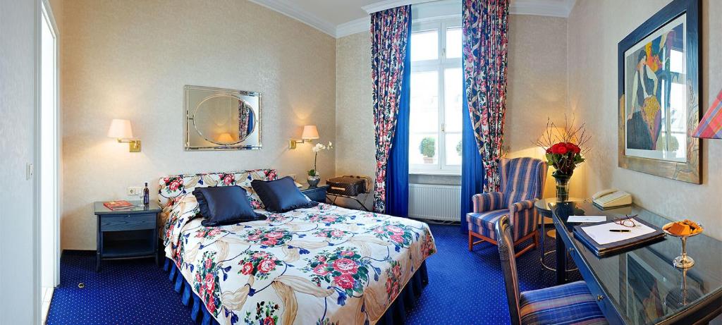 美因河畔法兰克福利比格酒店的一间卧室配有一张床、一张书桌和一个窗户。