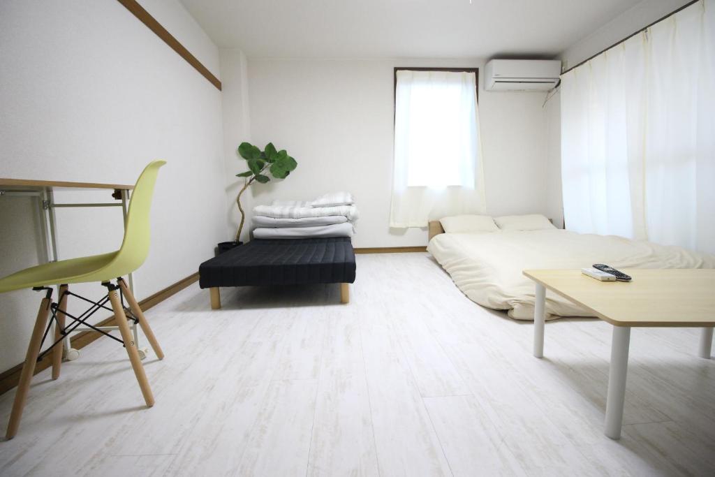 京都Frere Shichijo的卧室配有1张床、1张桌子和1把椅子