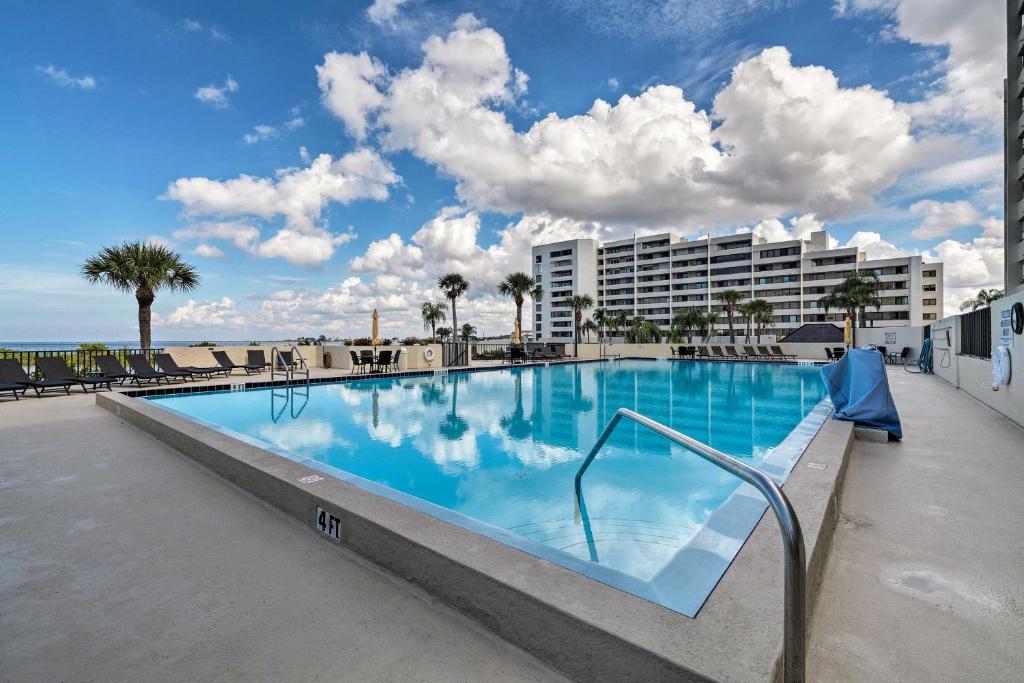 哈得逊Gulf Coast Escape with Balcony and Resort Amenities!的一座带椅子的大型游泳池和一座建筑