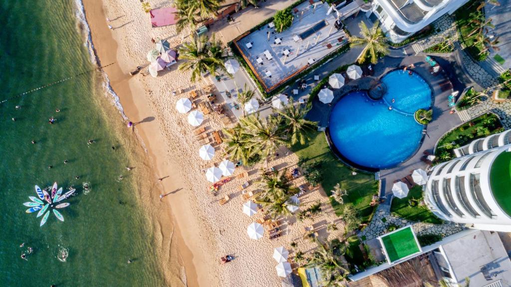富国Sunset Beach Resort and Spa的享有海滩上方的遮阳伞和海洋美景