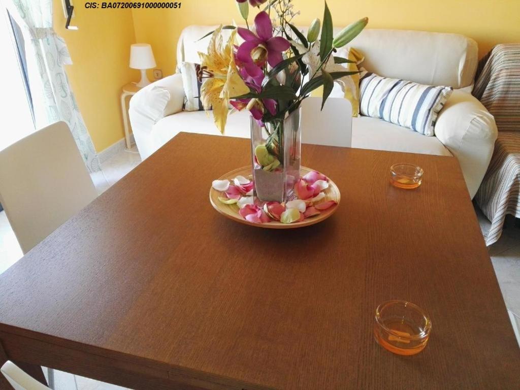 巴里La Bomboniera的上面有花瓶的桌子