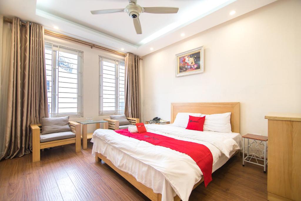 河内RedDoorz Newstyle Apartment Tran Duy Hung的一间卧室配有一张带红色毯子的大床