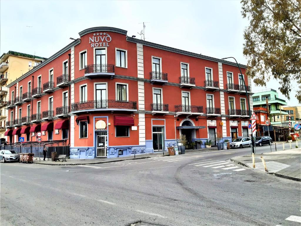 那不勒斯努沃酒店的街道拐角处的一座红色大建筑