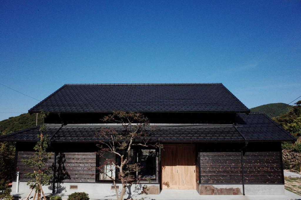五岛Okune的屋顶上有一个黑色屋顶的房子