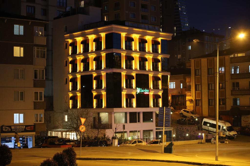 伊斯坦布尔MY GARDEN SUITES的城市的一座有灯光的建筑