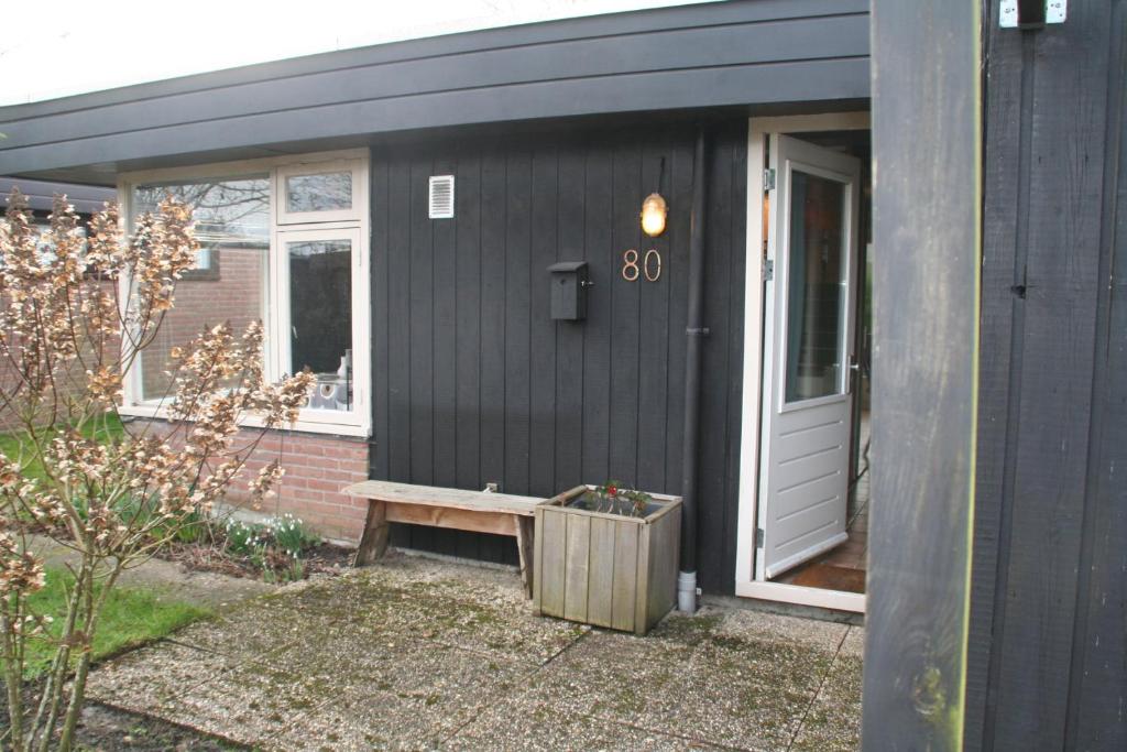 SchoorldamRekerlanden 80的隔壁有长凳的黑房子