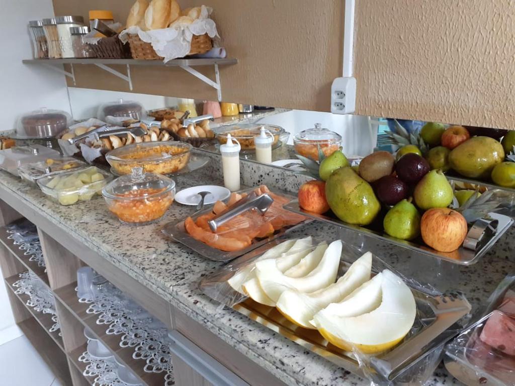 Euclides da CunhaPousada Santa Maria的自助餐,包括桌上的水果和蔬菜