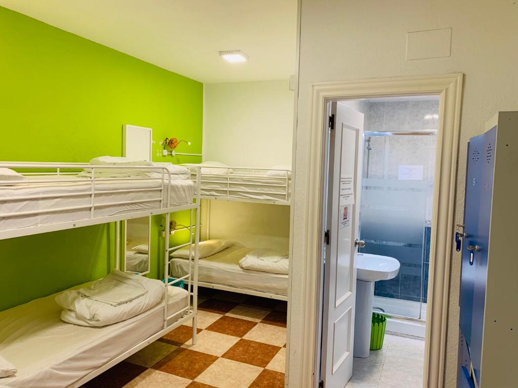 格拉纳达哦！我的旅舍的绿色客房配有双层床和水槽