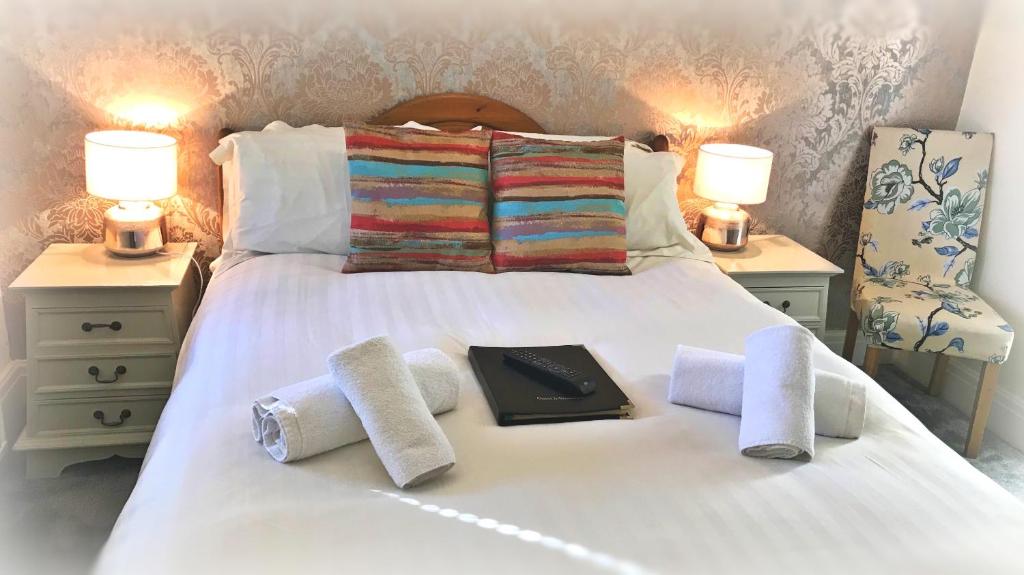 约克圣拉菲尔住宿加早餐旅馆的一张带毛巾的床和一本书