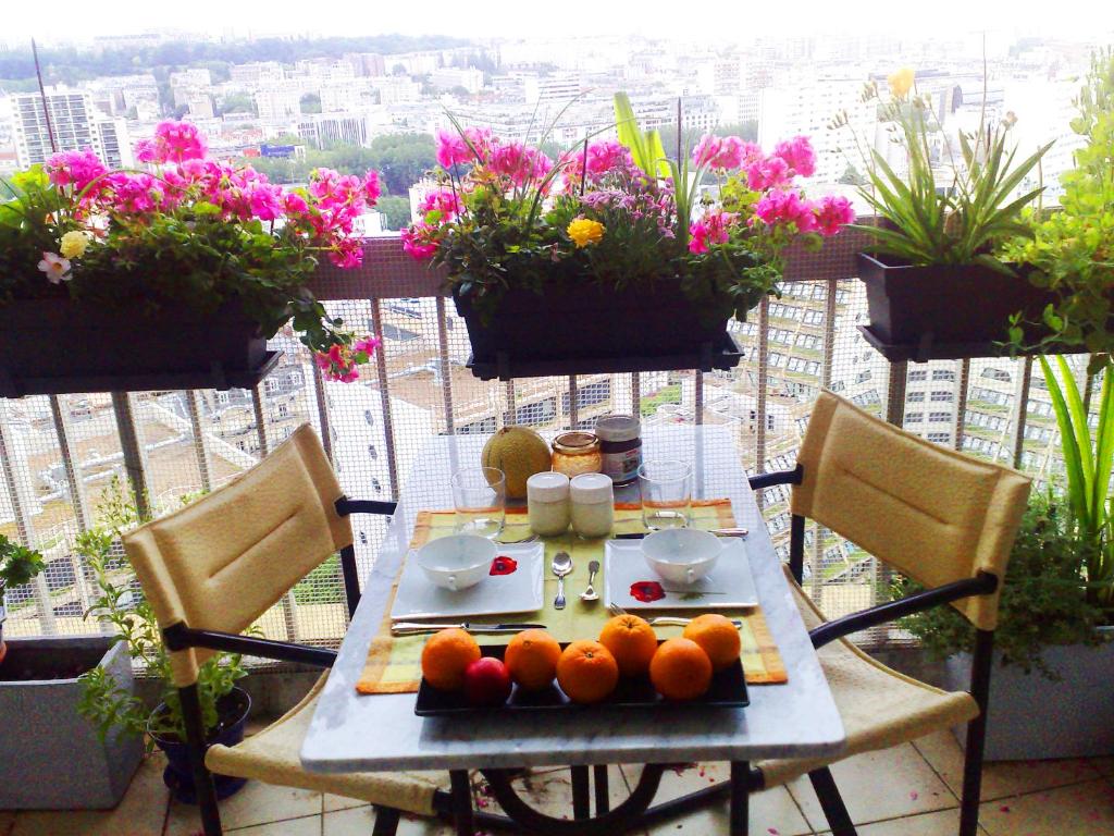 巴黎Paris On Top的鲜花阳台的桌子上摆放着橙子