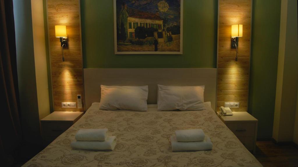 顿河畔罗斯托夫Hotel Complex Kupecheskiy Dvor的一间卧室配有一张带两个枕头的床