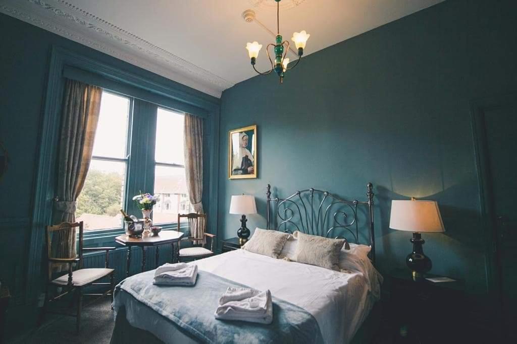 卡迪夫格伦代尔酒店的一间卧室配有一张床,上面有两条毛巾