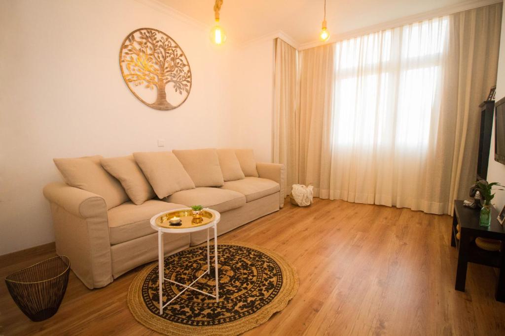 阿里纳加Arinaga Zone的客厅配有沙发和桌子