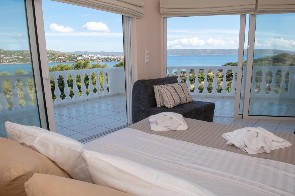 苏尼翁Sounio Golden View Villas的一间卧室配有一张床,享有水景