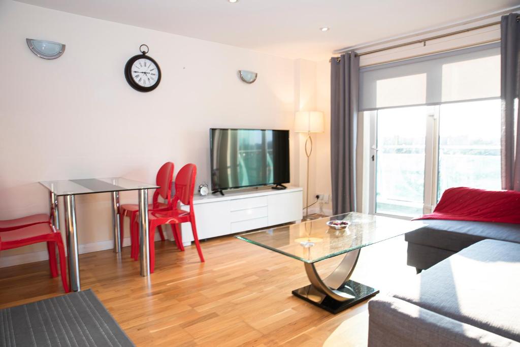 恩菲尔德Tranquil Apartment with Stunning Views的客厅配有桌子和电视