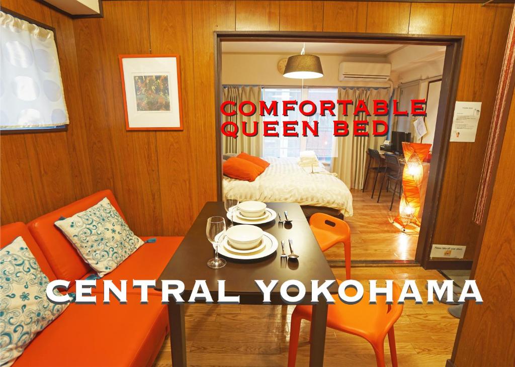 横滨Yokohama Classic Apartment的配有桌椅和床的房间